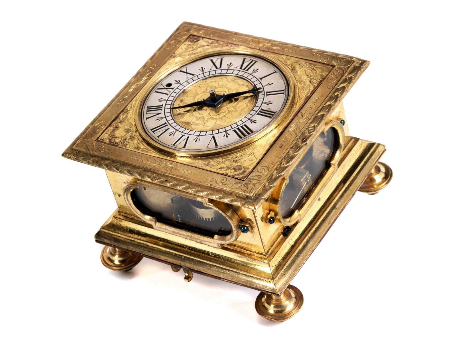 Horizontal table clockHeight: 7.5 cm. Width: ca. 10.5 cm. Depth: ca. 10.5 cm. Back plate