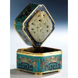 Cloisonné box with open-work jade badgHeight: 5.4 cm. China, 18th century.  Cloisonné-Box mit