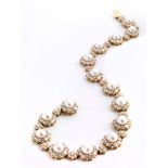 Pearl and diamond necklaceLength: ca. 41 cm. Weight: ca. 98 g. 18 ct yellow gold. Luxuriant necklace