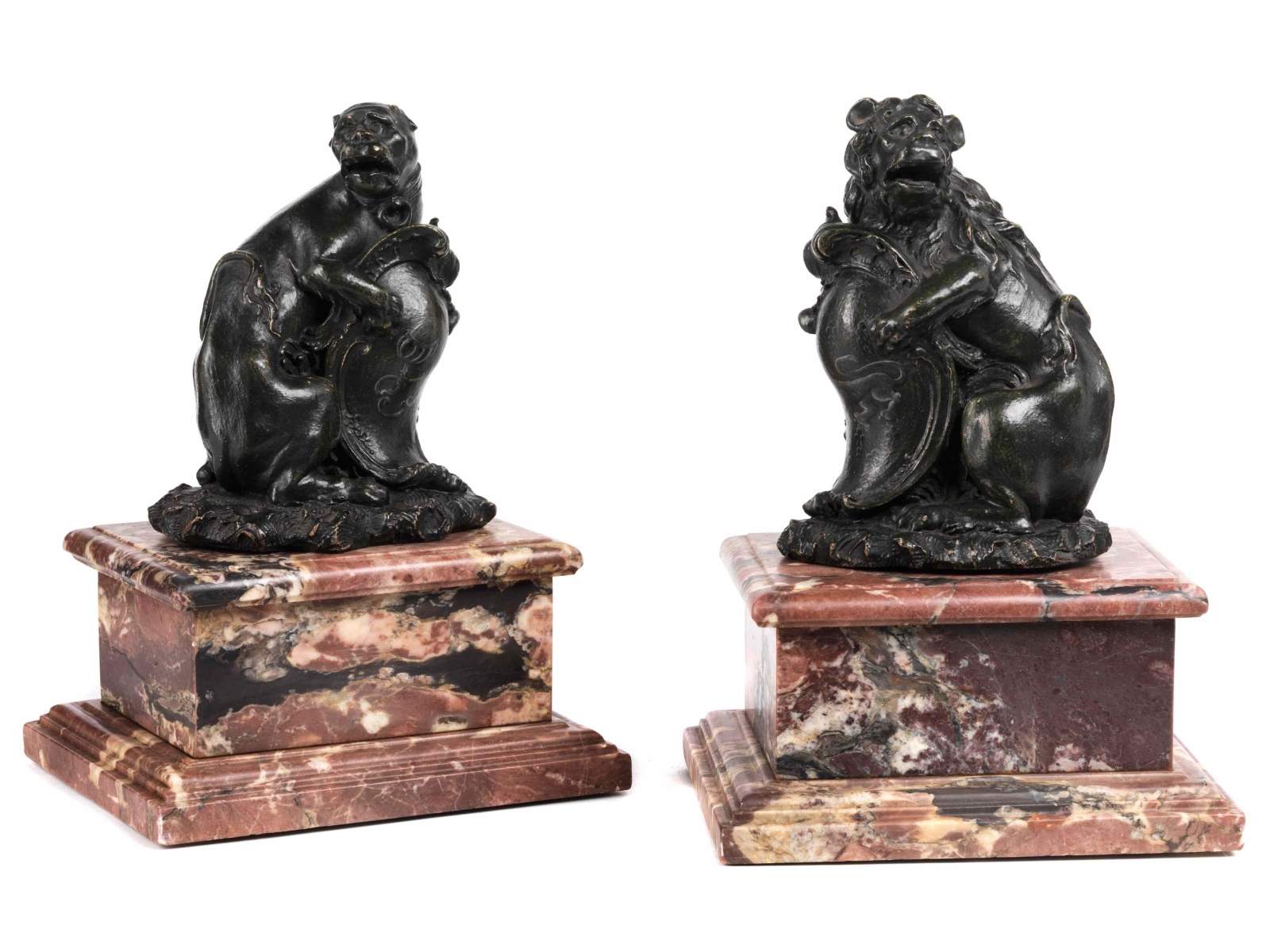 Pair of lions as coat of arms holdersHeight of the sculptures: 14.5 cm. Height of the base: ca. 9