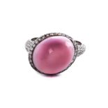 Conch pearl and diamond ringRing size: 51. Weight: ca. 10.6 g. 18 ct white gold. Modern ring with