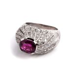 Ruby and diamond ringRing size: 56/ 57. Weight: ca. 13.8 g. 18 ct white gold. Ring with pink-