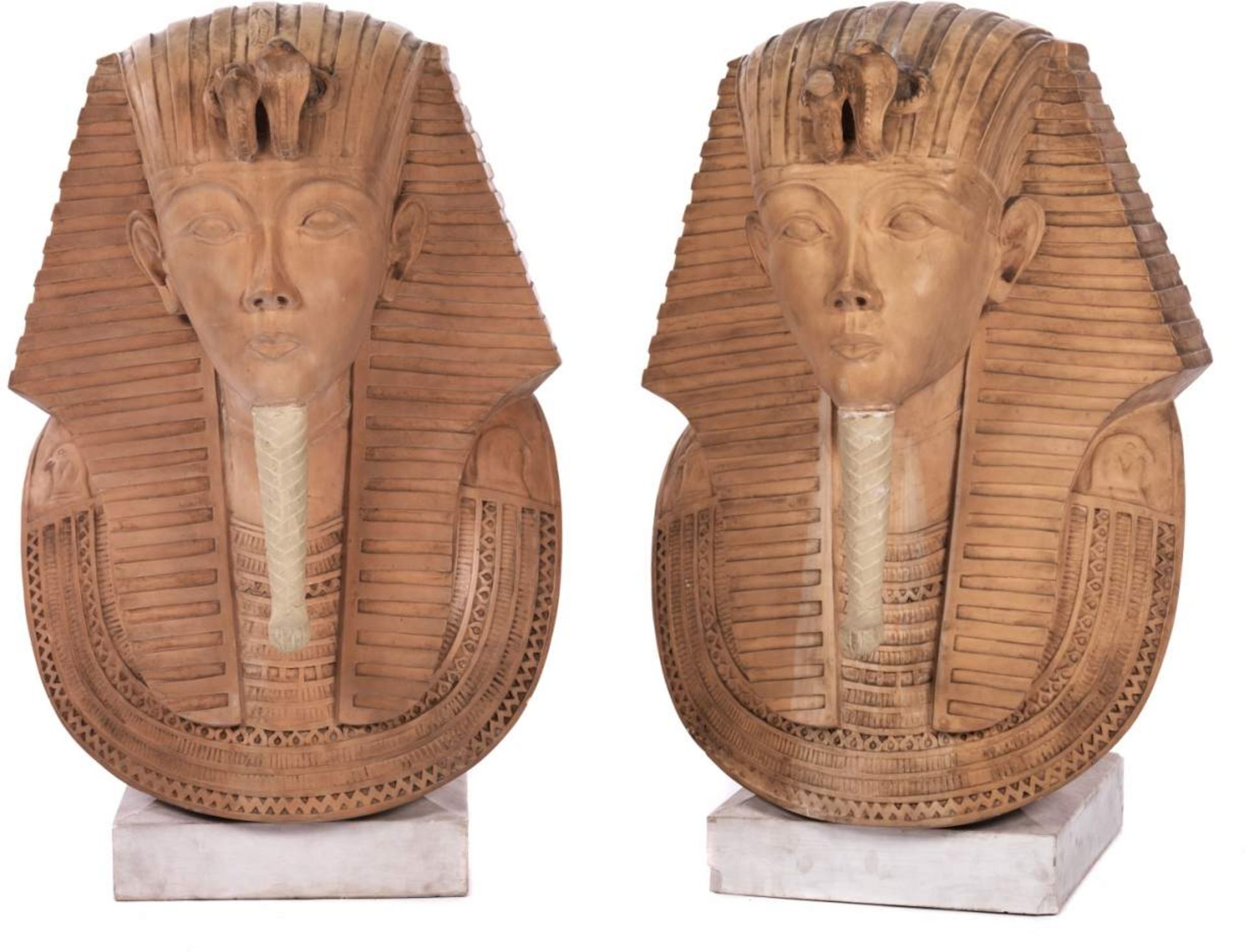 Pair of colossal pharaoh bustsHeight: ca. 90 cm. Ochre-coloured stone and gesso. On base. Damaged - Bild 5 aus 5