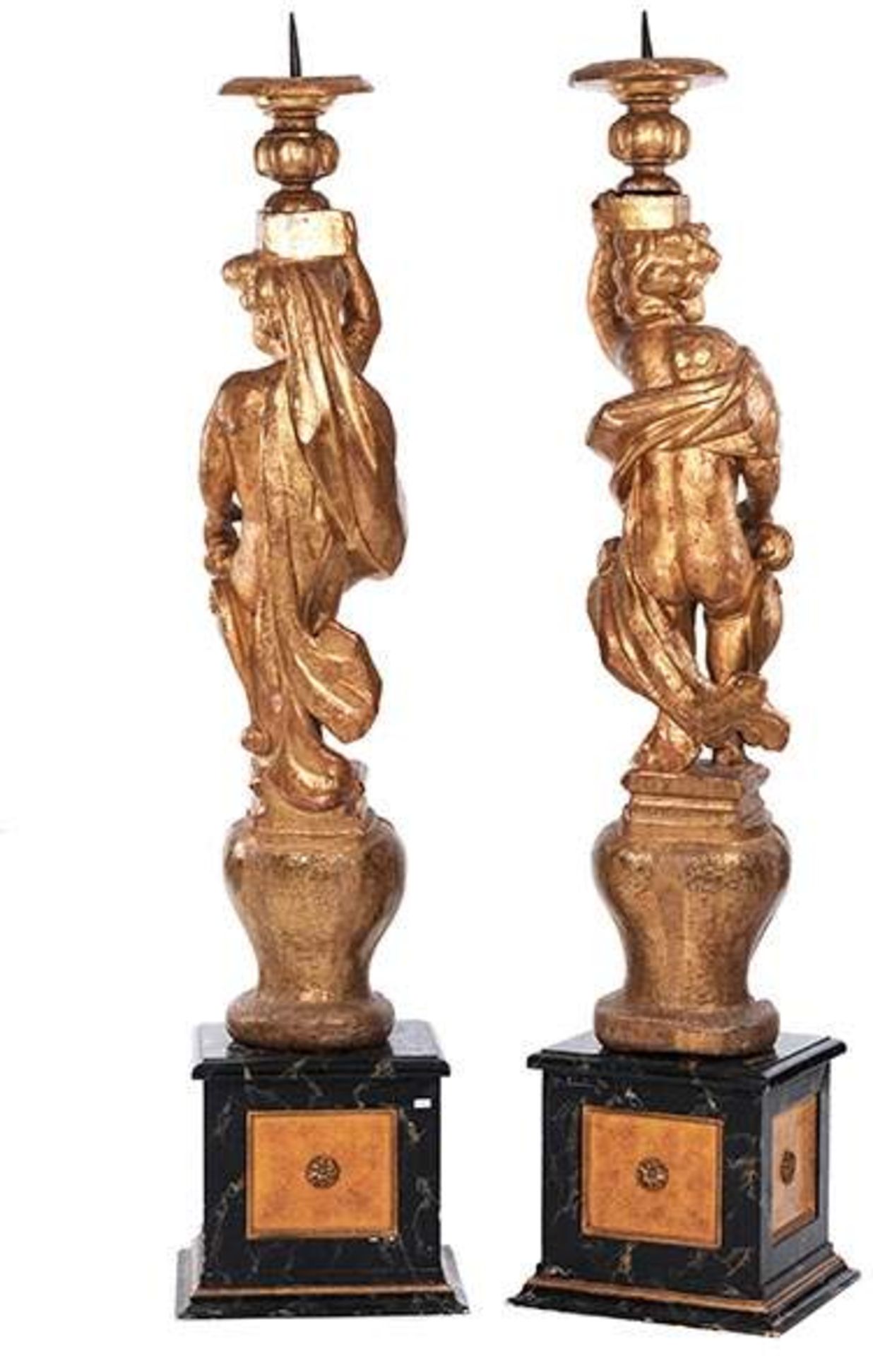 Two large candlesticks as putti.Max. height incl. thorn: 204 cm. Italy. Carved and gilded, marbled - Bild 3 aus 5