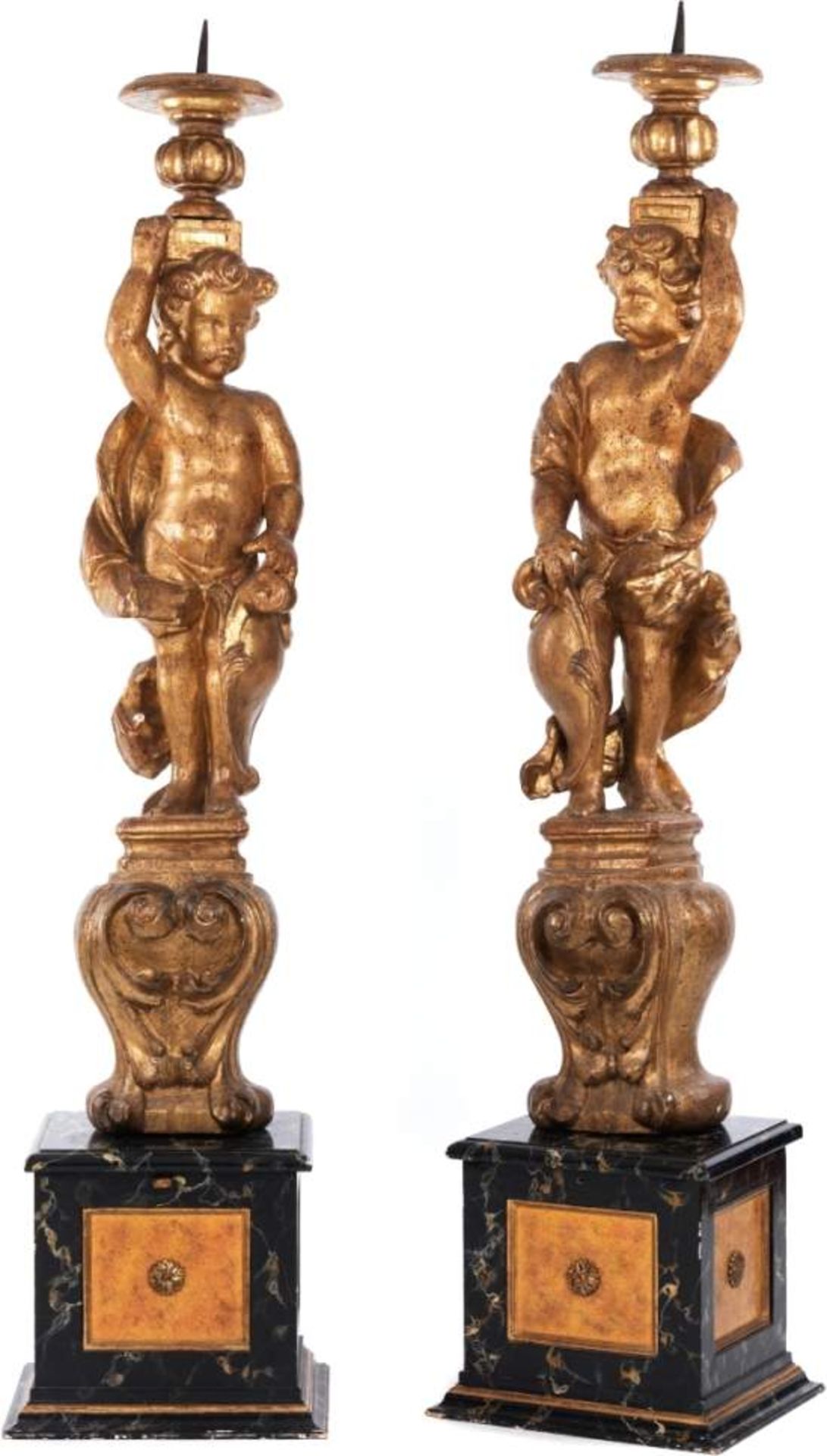 Two large candlesticks as putti.Max. height incl. thorn: 204 cm. Italy. Carved and gilded, marbled - Bild 5 aus 5