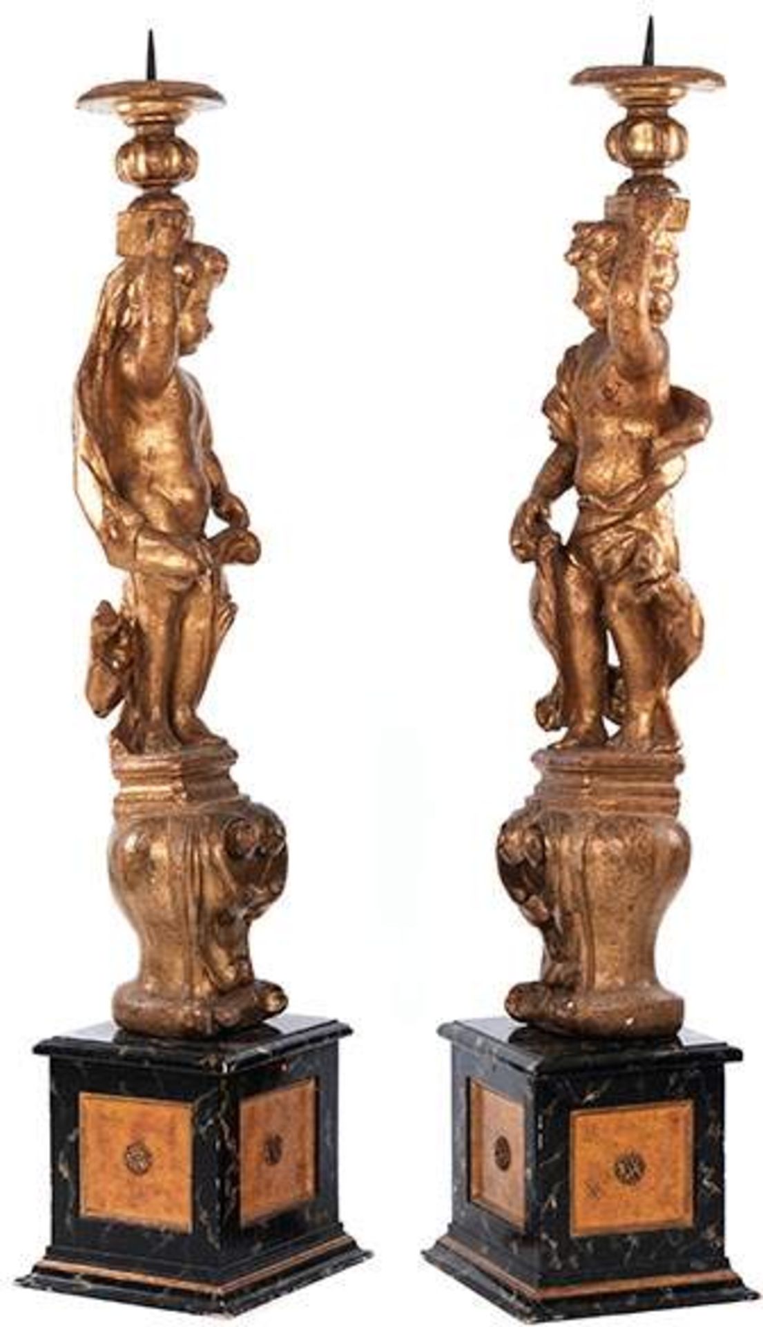 Two large candlesticks as putti.Max. height incl. thorn: 204 cm. Italy. Carved and gilded, marbled - Bild 2 aus 5