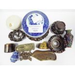 A collection of assorted Oriental items,