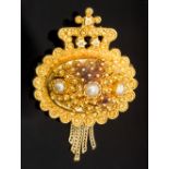 A Dutch 14k brooch, bombe filigree crown