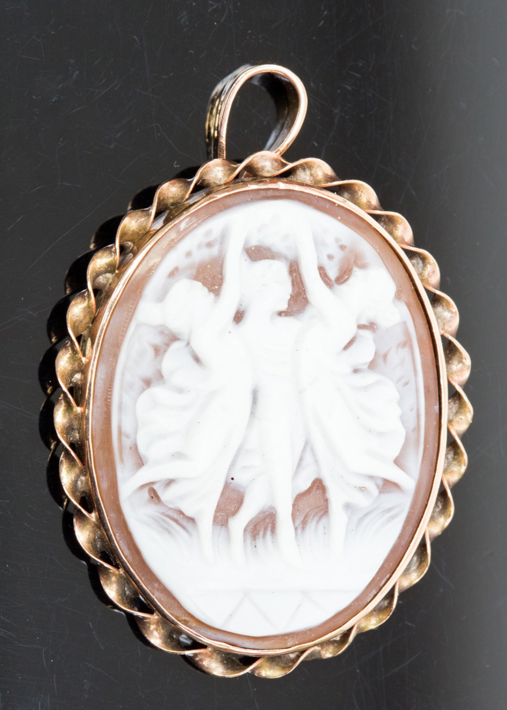 A 9ct gold cameo pendant, carved depicti