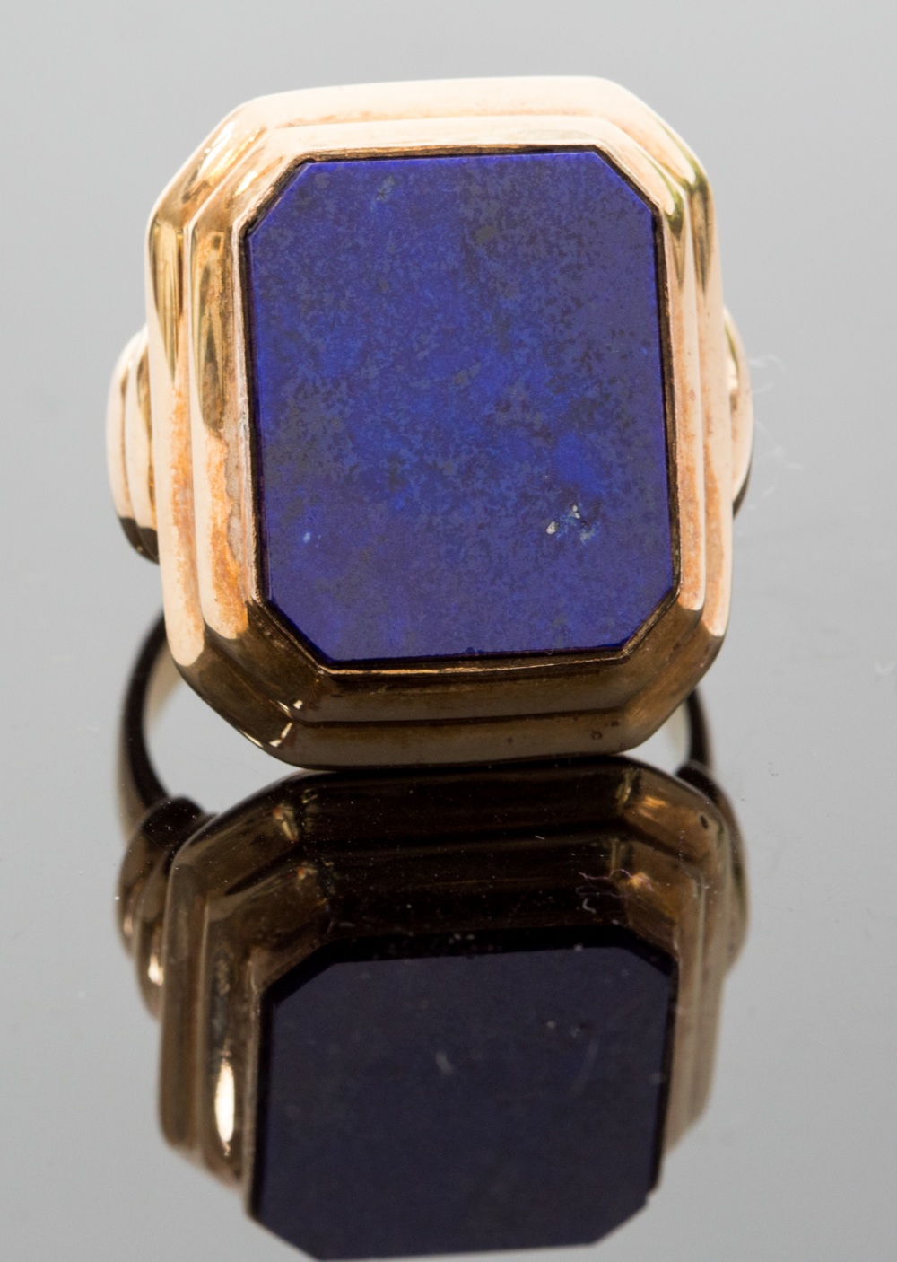 A gentleman's 9ct gold and lapis lazuli