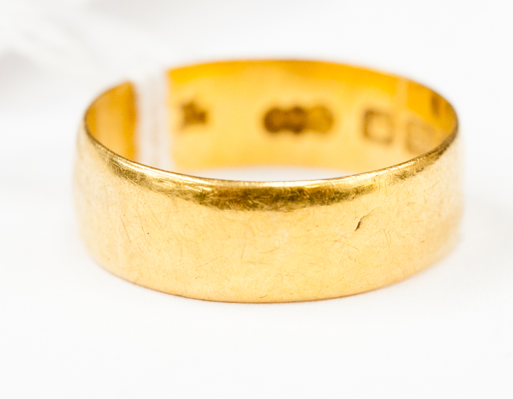 A 22ct gold wedding band, 4.4 grams approx