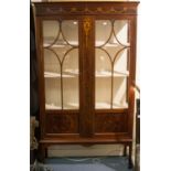 A mahogany display cabinet, standing on tapered square legs, inlaid with satin wood. 2 shelves.