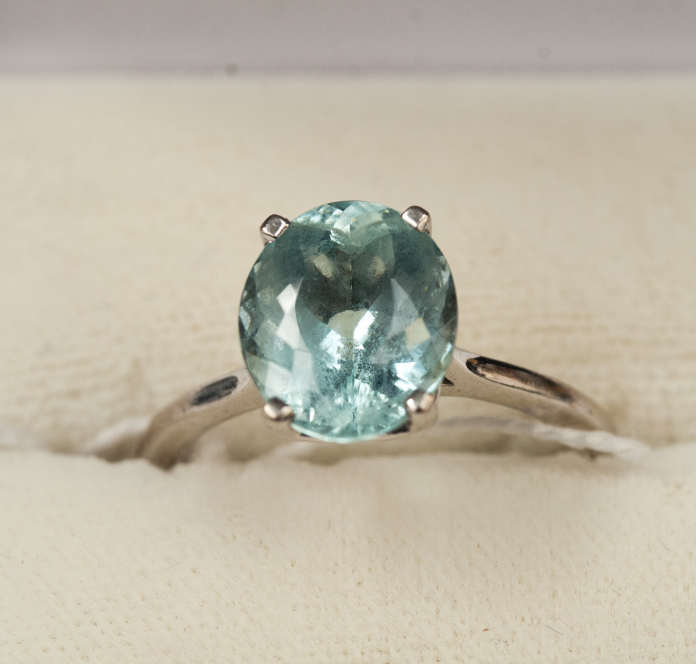 An 18ct white gold and aquamarine ring