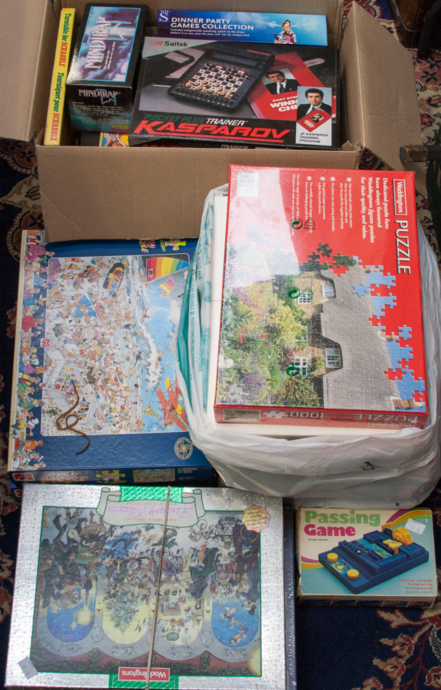 A large quantity of modern boxed puzzles and games