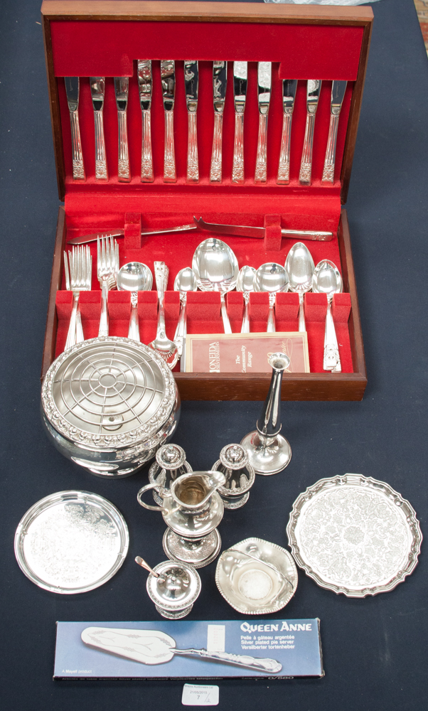 A boxed Viners community plate flatware;