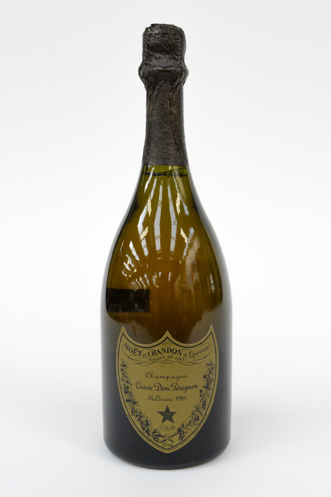 A boxed 1988 Cuvee Dom Perignon champagne Moet & Chandon.