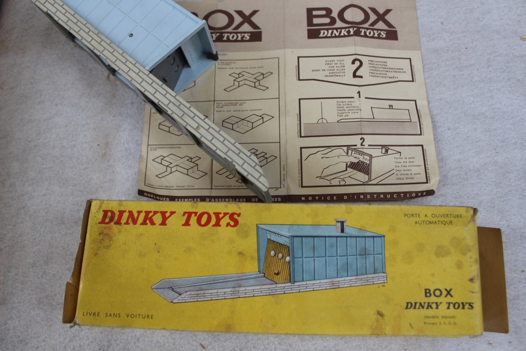 Dinky Toys France, 502 Box Porte a Ouverture Automatique, boxed, (missing one end flap),
