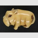 Japan - - Netsuke in Form eines Flußpferdes. Bein. Um 1900. Signiert. Ca. 50 x 23 mm. Keine