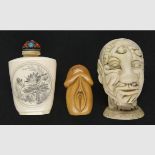 Erotica - - Drei japanische erotische Artefakte. 20. Jh. I. Penis und Vagina. Netsuke. Holz. Höhe