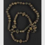 Asiatica - - Pumtek- oder Dzi-Perlenkette aus ca 60 Perlen. Versteinertes Palm-Holz mit