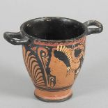 Antike - - Skyphos. Keramik. Kampanien, ca. 300 v. Chr. Höhe 10,2 cm.  Trinkgefäß mit 2 Henkeln.