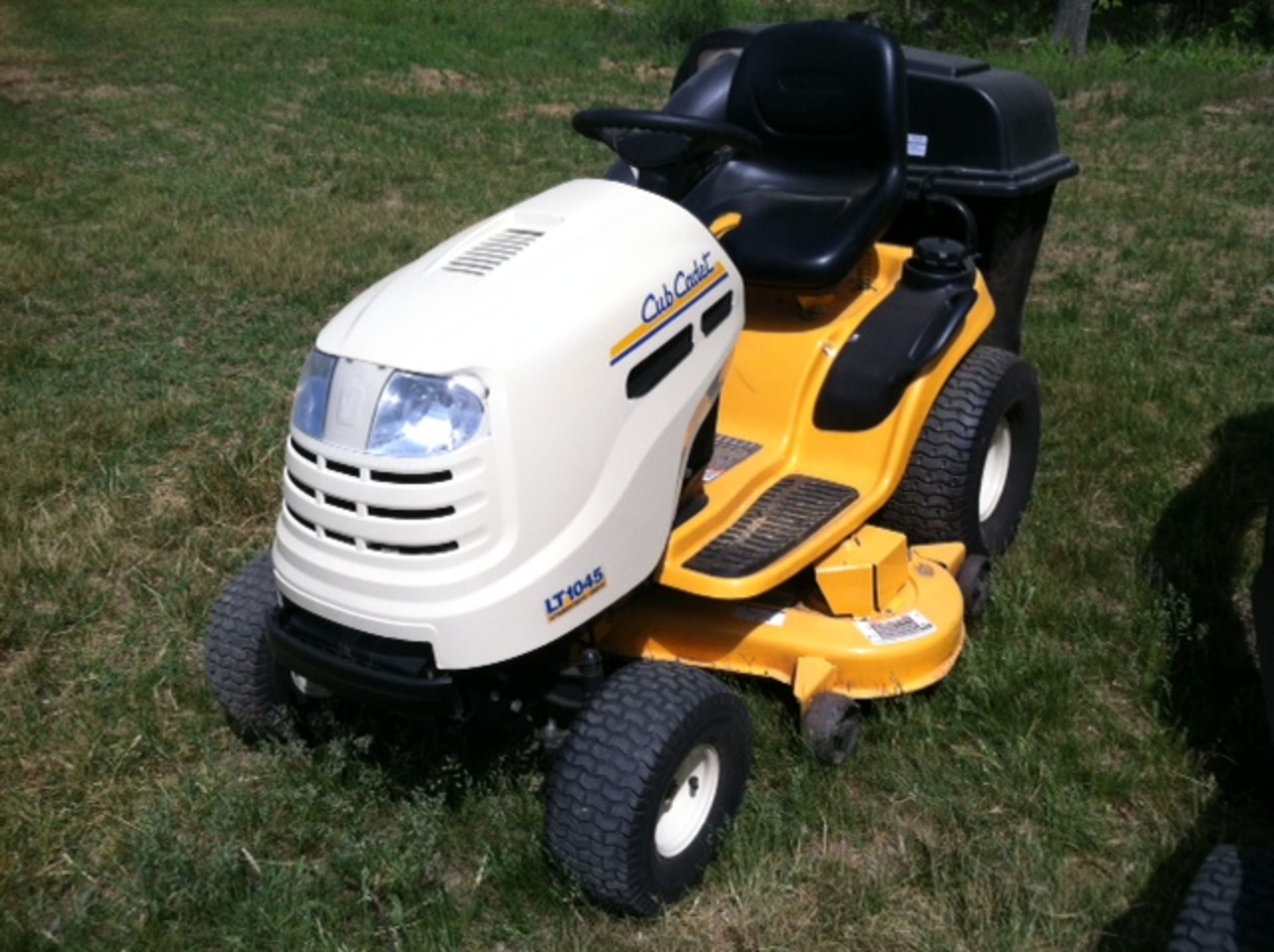 Cub Cadet LT 1045 Hydrostatic Like new Runs great with bagger. Â