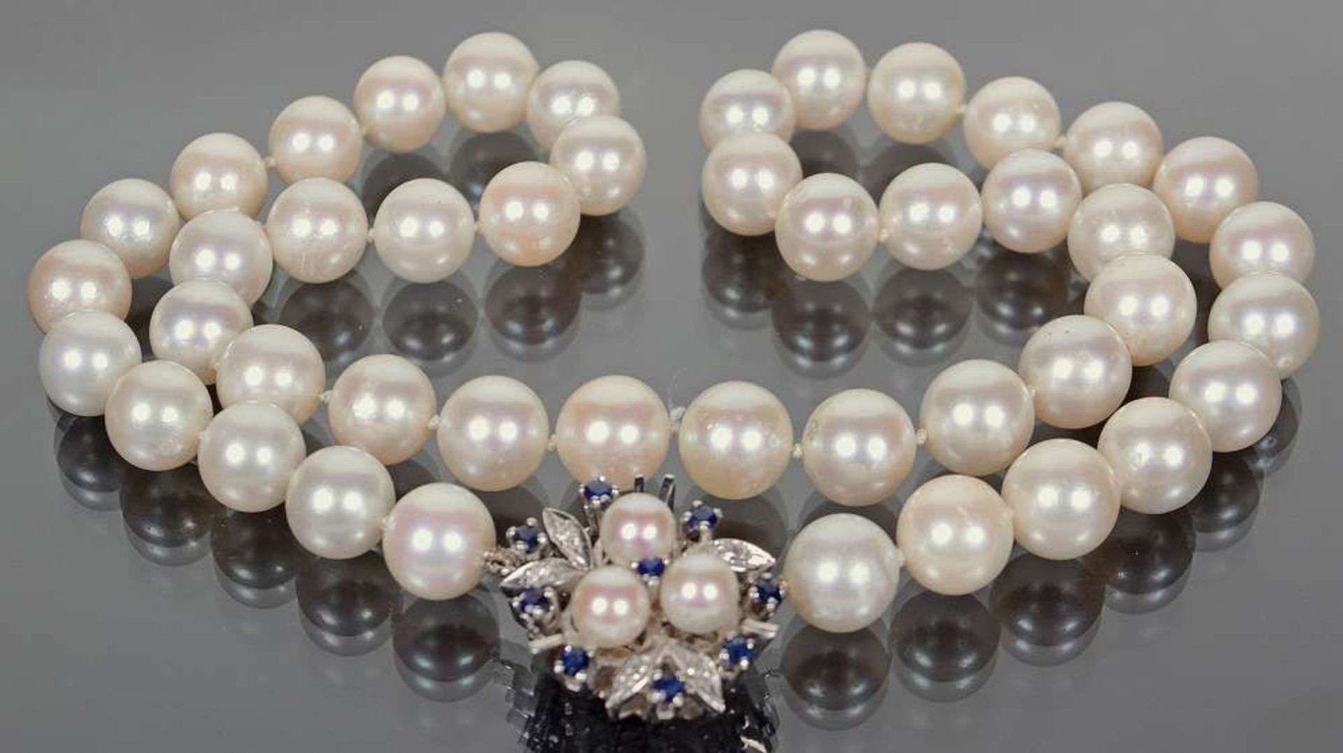 Opening: 580 EUR        Perlenkette einreihig durchgeknoteter Strang aus ca. 45 runden weißen - Image 2 of 3