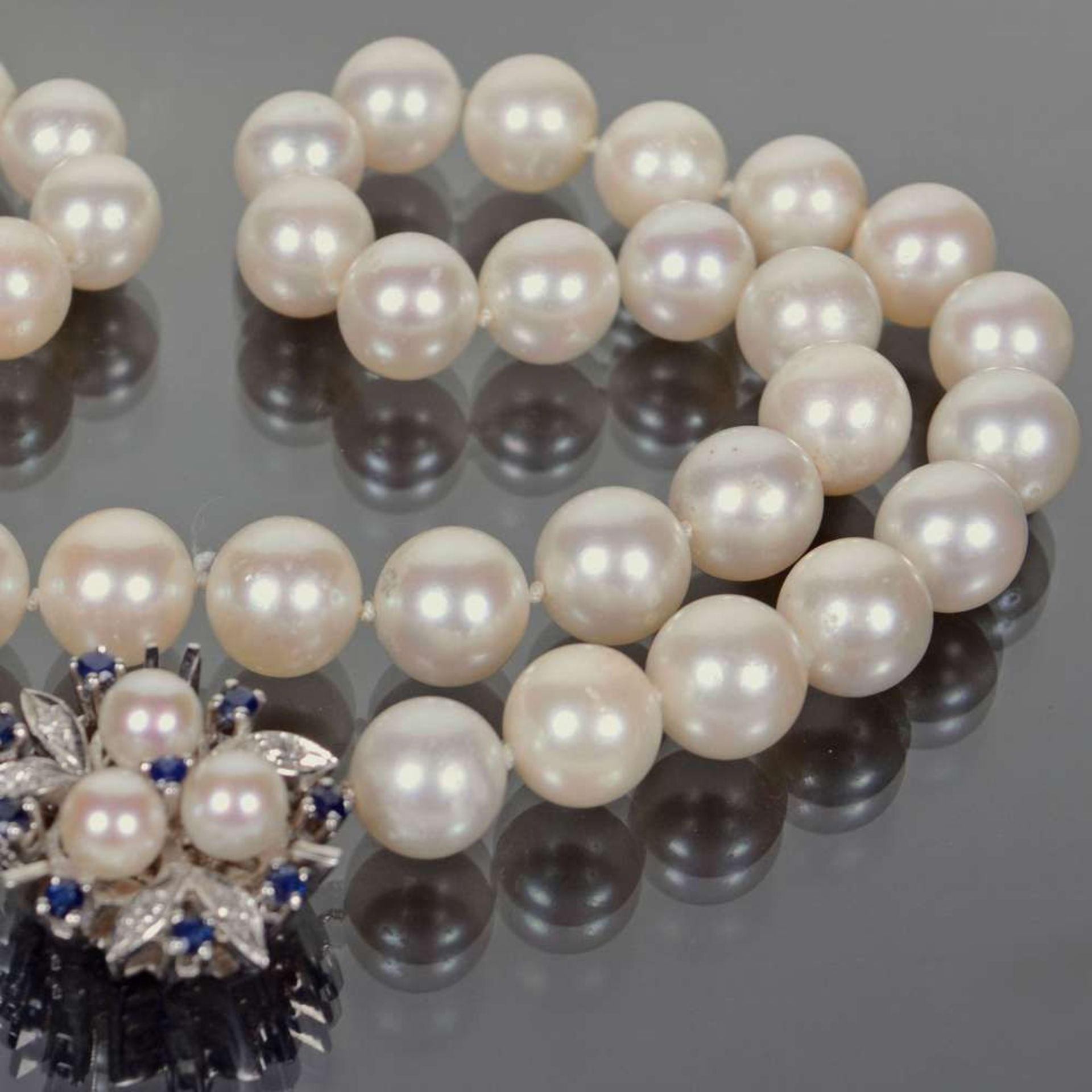 Opening: 580 EUR        Perlenkette einreihig durchgeknoteter Strang aus ca. 45 runden weißen