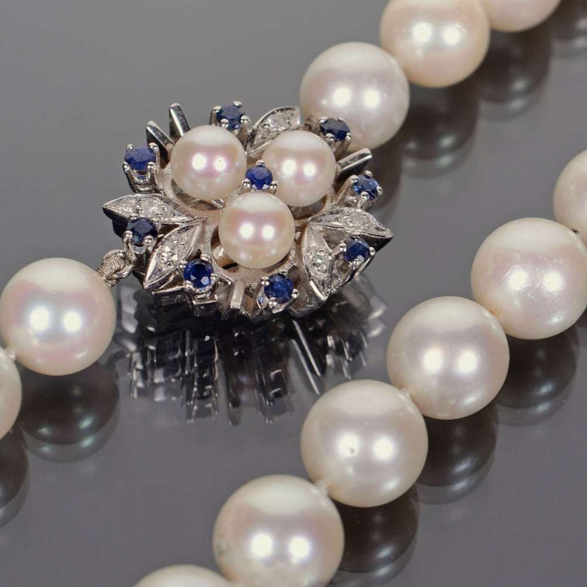Opening: 580 EUR        Perlenkette einreihig durchgeknoteter Strang aus ca. 45 runden weißen - Image 3 of 3