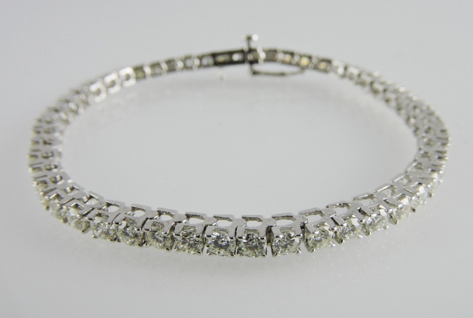 An 18ct white gold and diamond articulat