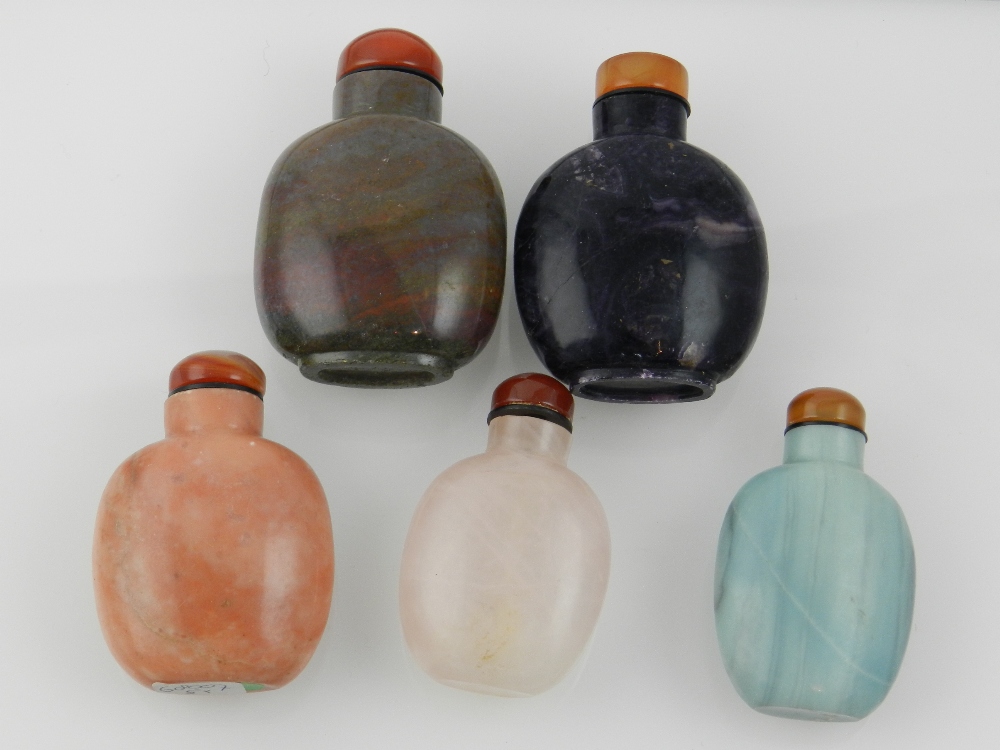 A collection of Chinese agate snuff bott