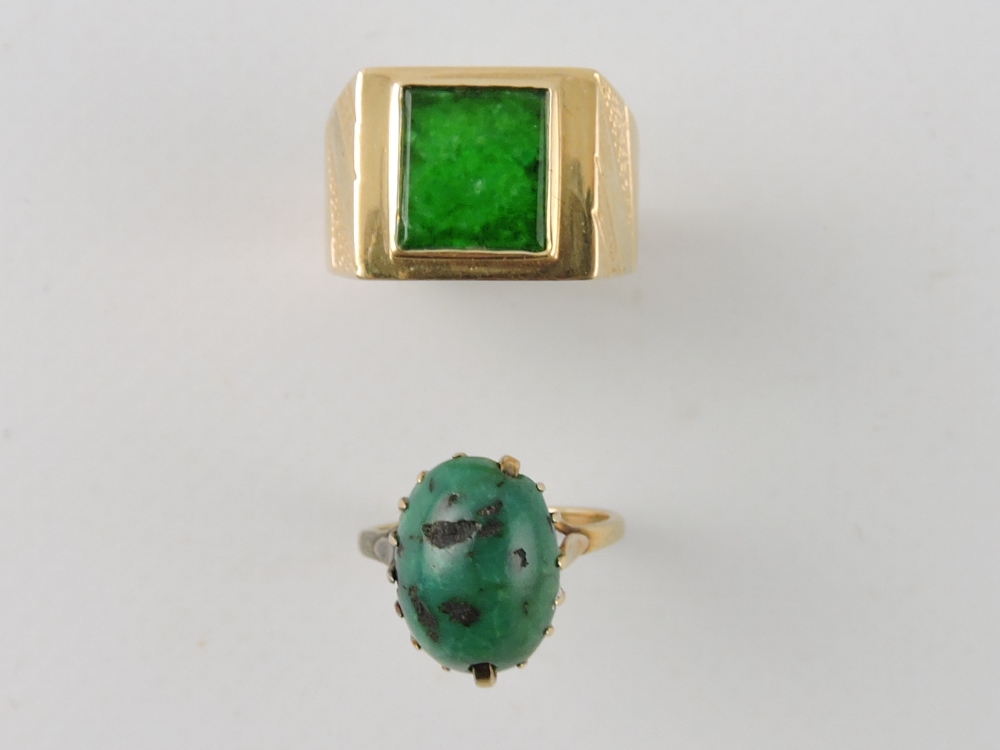 A gentleman's green hardstone signet rin