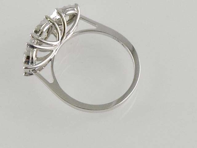 An 18ct white gold three-stone diamond r - Image 12 of 12