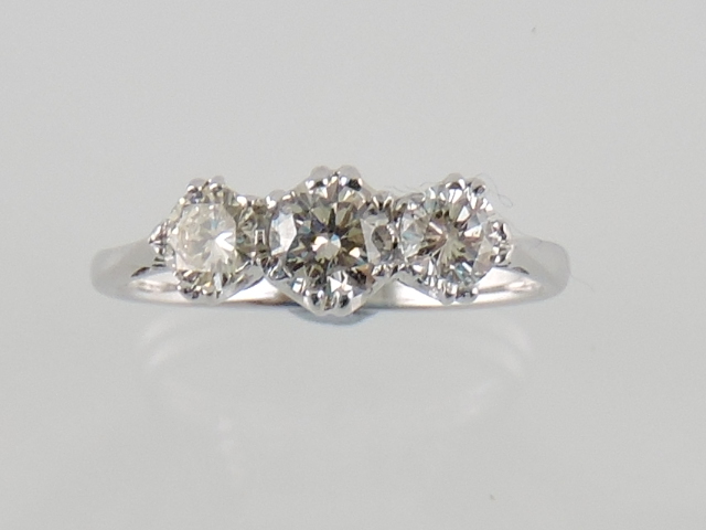 An 18ct white gold diamond three-stone r - Image 5 of 16