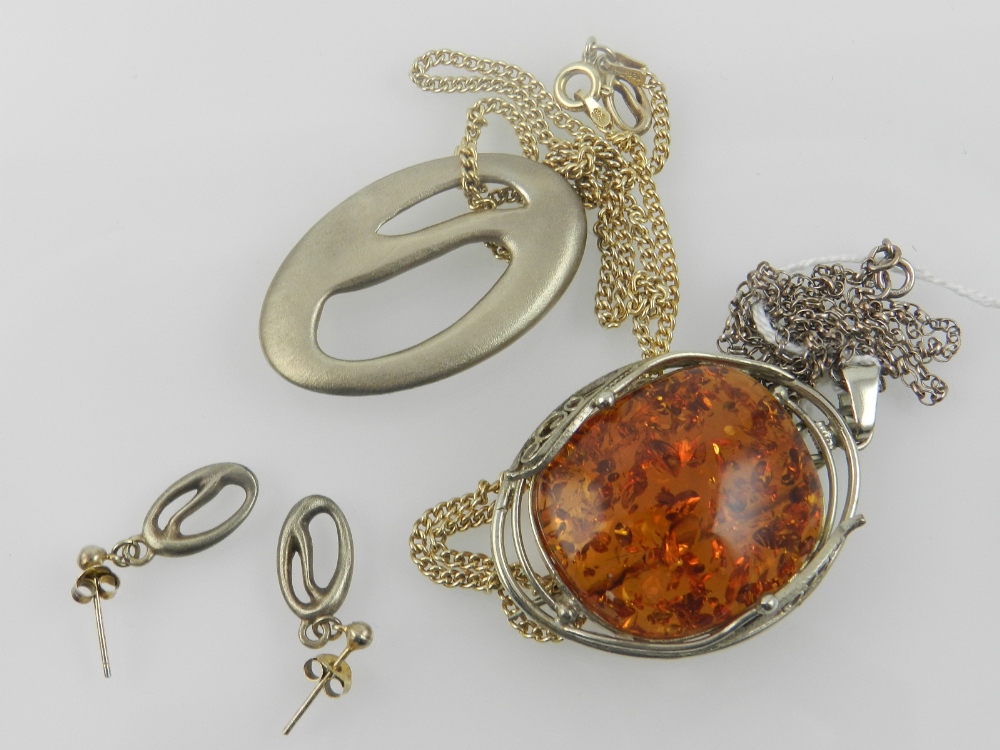 A quantity of costume jewellery, to incl