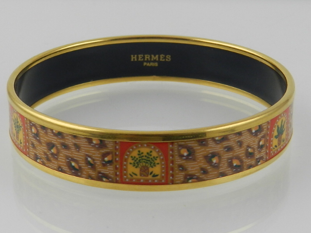 A Hermes of Paris bangle in cinnamon/ora