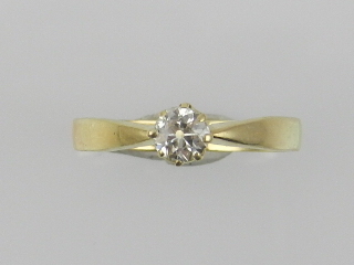 A Victorian yellow gold solitaire diamon