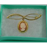 A vintage 9ct gold bow-brooch, with cameo suspension, 2.5g.