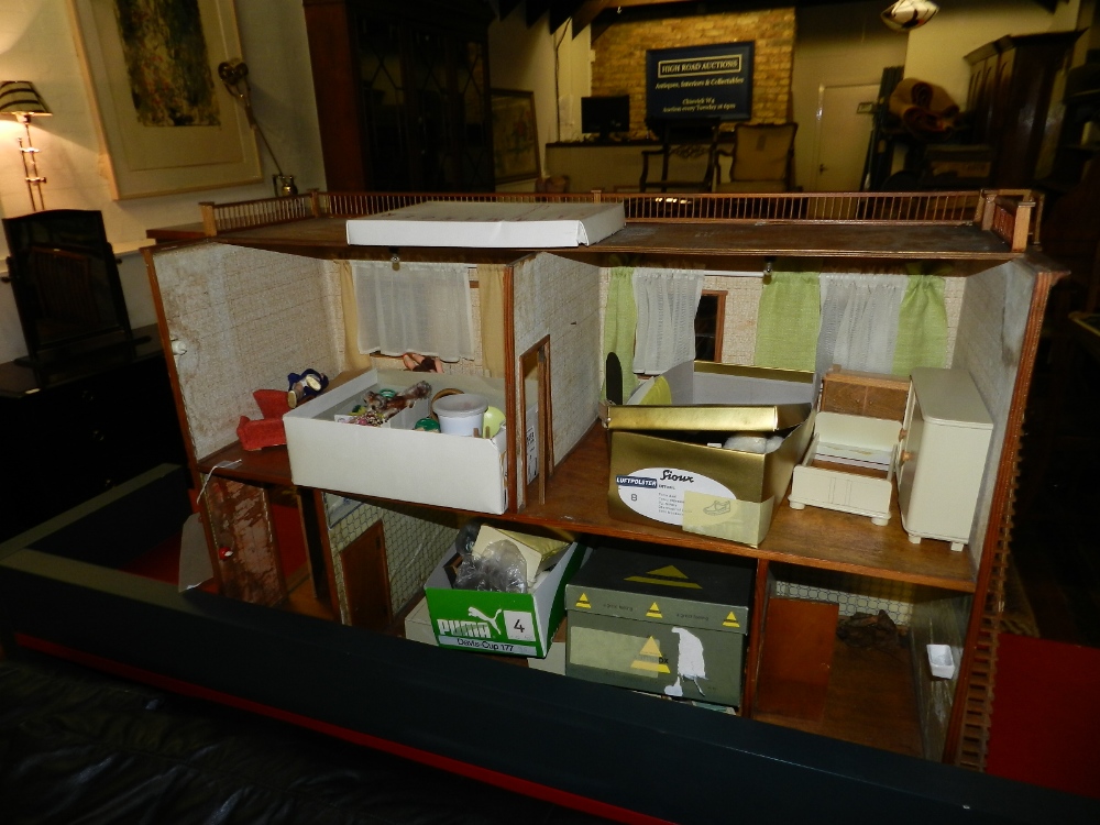 A Villa Jutta doll's house, together with fitted interior. H.88cm, W.98cm, D.36cm - Image 2 of 2