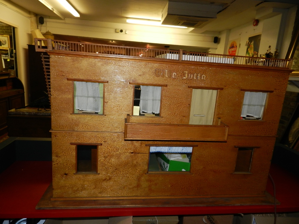 A Villa Jutta doll's house, together with fitted interior. H.88cm, W.98cm, D.36cm