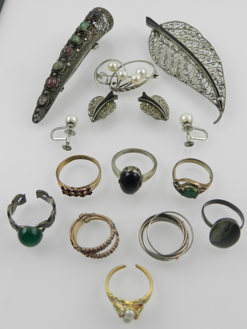 A quantity of white metal jewellery, to include a filigree leaf brooch,