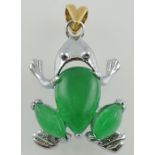 A green hardstone pendant, the setting in the form of a frog, 3.5g.