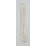 A freshwater pearl strand, L. 158cm.