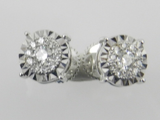 A pair of 18ct white gold diamond cluster earrings with screw back fittings, 0.25ct