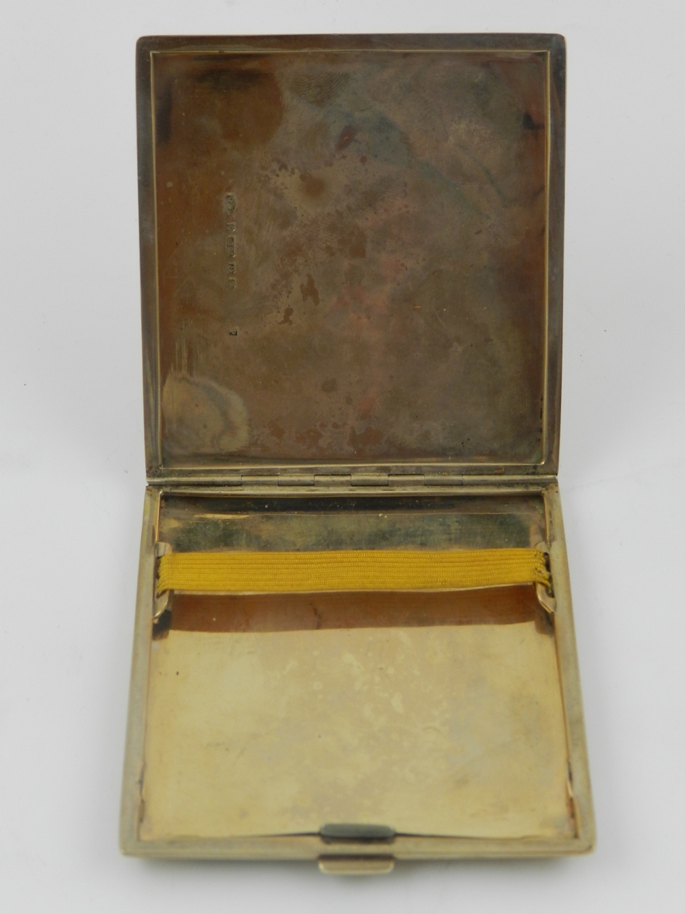 A 9 carat gold cigarette case. - Image 2 of 3