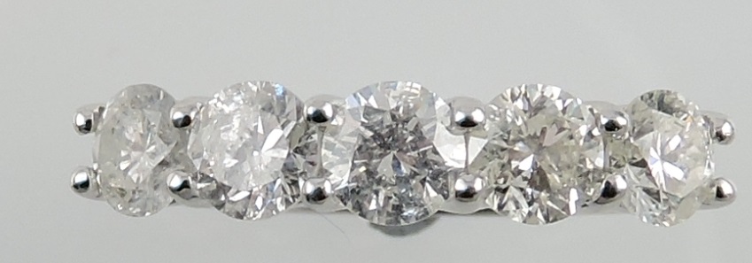 An 18ct white gold 5 stone diamond ring, the claw set stones approx. 1.