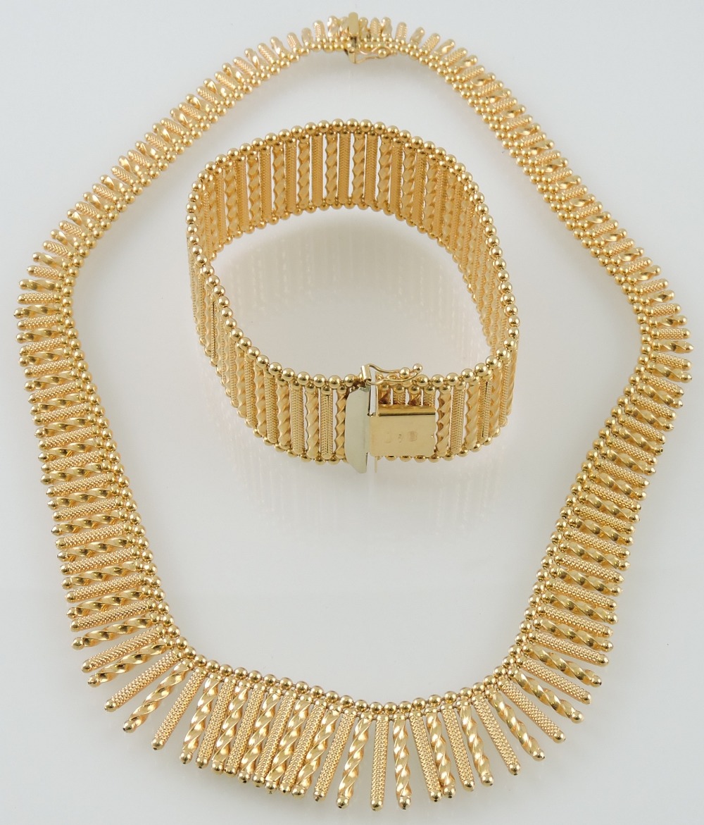 An Italian Uno A Erre  18ct yellow gold graduated fringe necklace and matching wide bracelet with