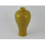 A meiping vase of yellow crackle glaze, H. 19cm.