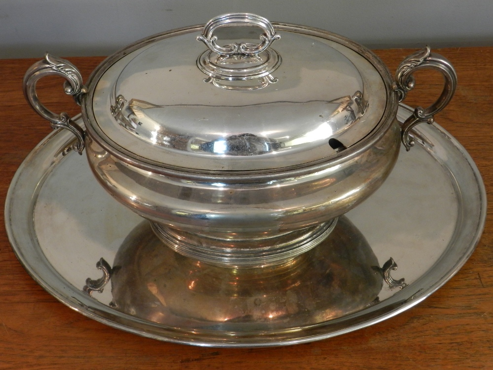 A late 19th / early 20th century Elkington & Co silver plated tureen, H.26cm W.