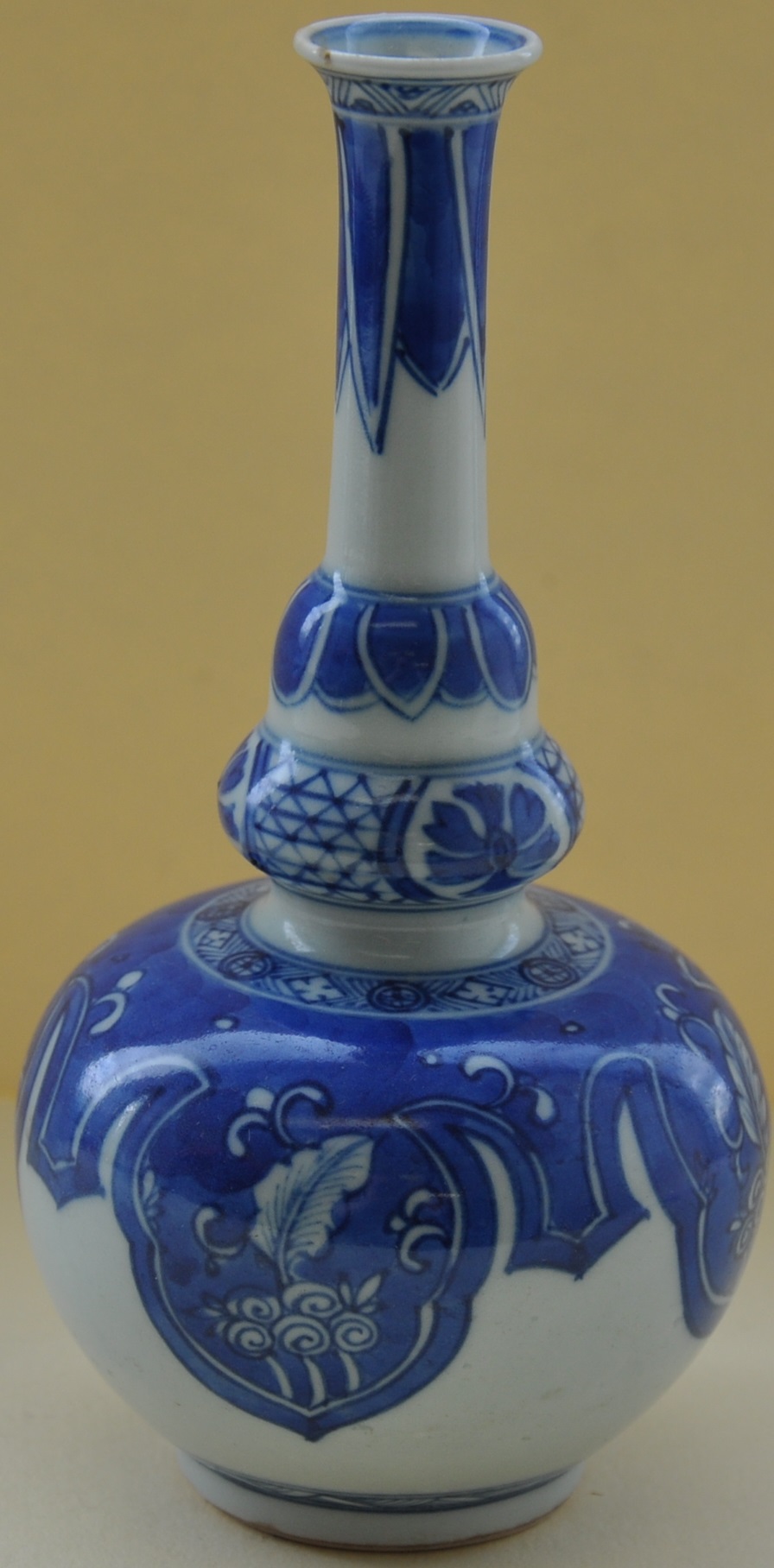 A Chinese blue and white double gourd vase, H. 16cm.